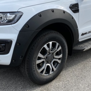 Pickup Attitude* Razširitve sprednjih in zadnjih blatnikov, mat črne barve s črnimi plastičnimi vijaki